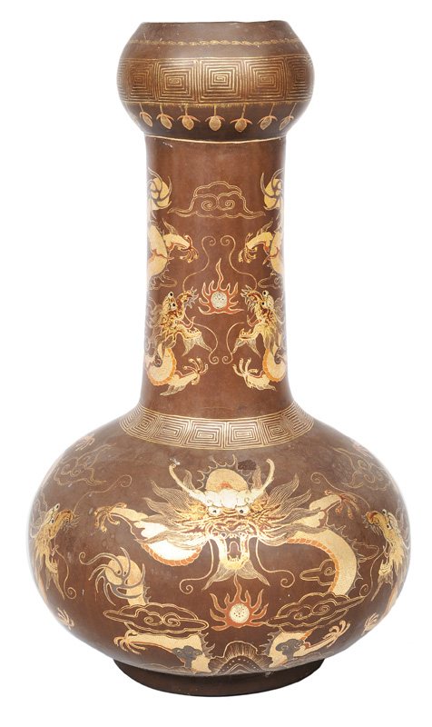 An exceptional dry lacquer vase with fine dragon decoration