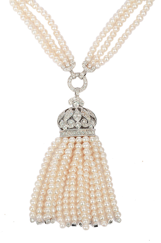 A pearl diamond necklace
