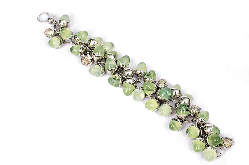 Modernes Armband mit Prehnit-Cabochons Modernes Armband mit Prehnit-Cabochons