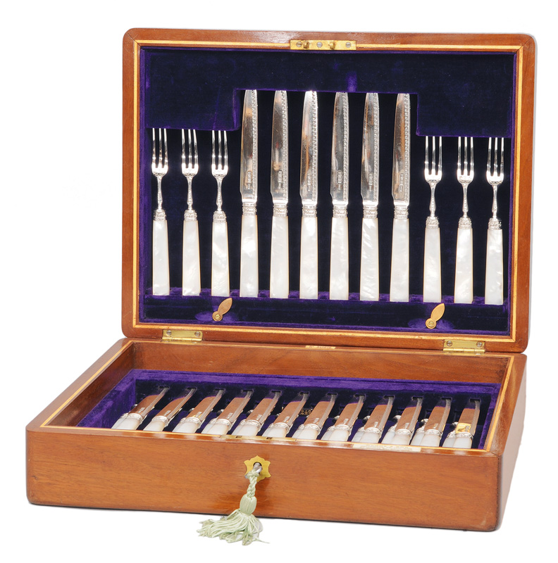 A dessert cutlery for 18 persons