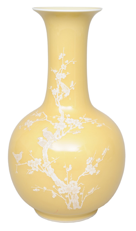 Elegante Gelbfond-Vase mit blühendem Pflaumenzweig