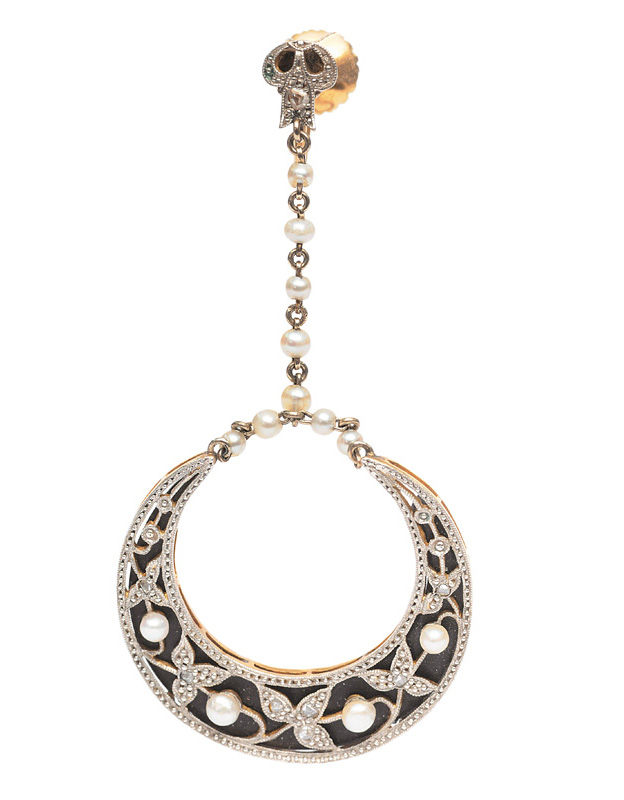 An Art Noveau earpendant with diamonds and small pearls