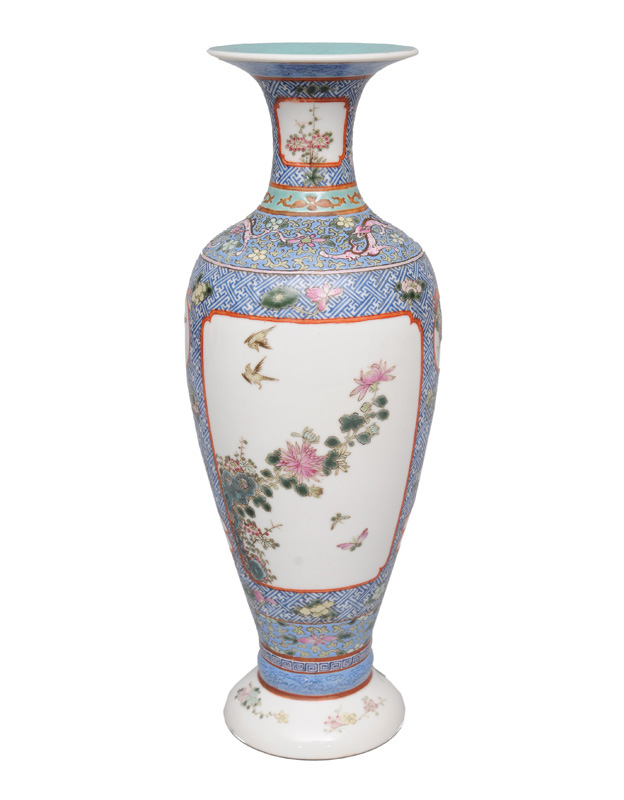 Elegante Baluster-Vase mit Blumen und Vögeln