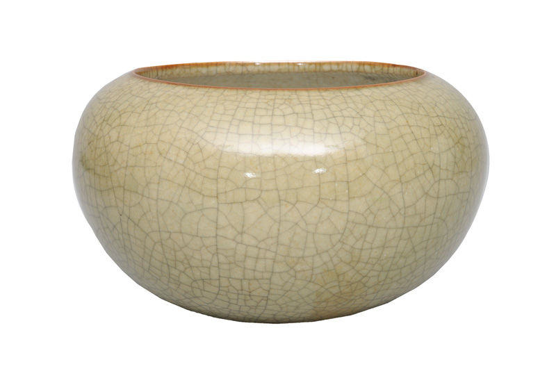A bowl with craquelé celadon-glaze