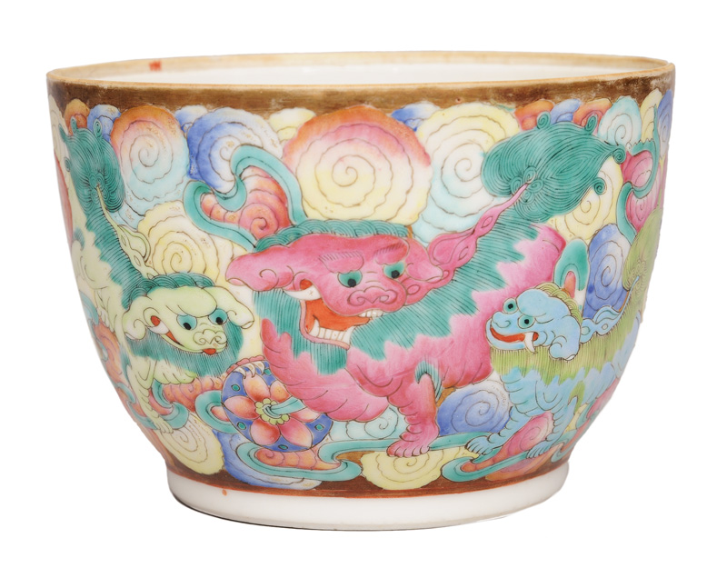 A bowl with Fô-dogs