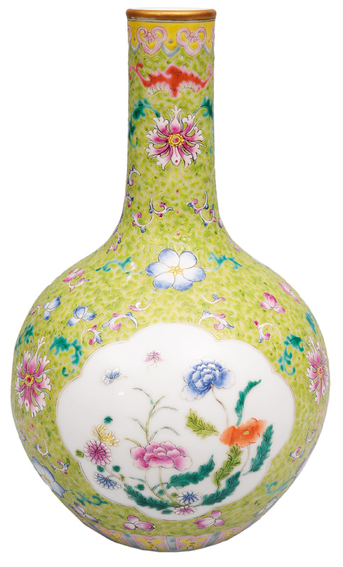 Famille-Rose Vase mit erbsengrünem Fond
