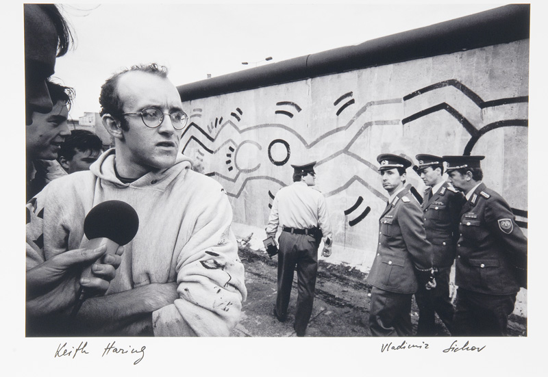 Keith Haring in front of the Berlin Wall