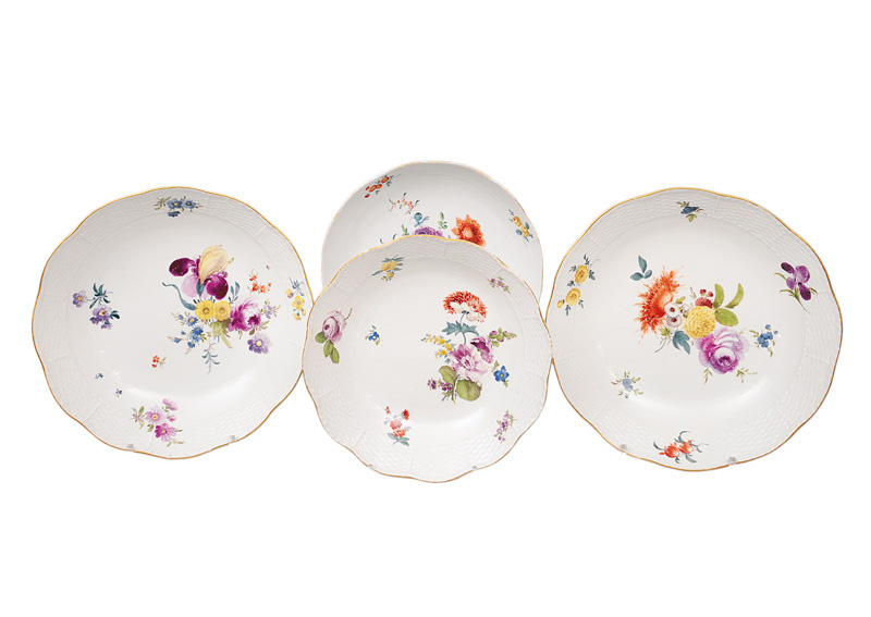 A set of 4 circular bowls with flower painting