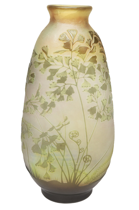 A cameo vase with ginkgo