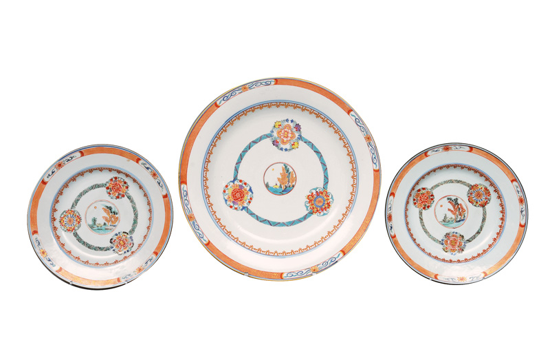 A large Kakiemon-plate with two corresponding Chinese models