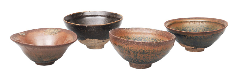 A set of 4 tea bowls with "hare"s fur"-glaze