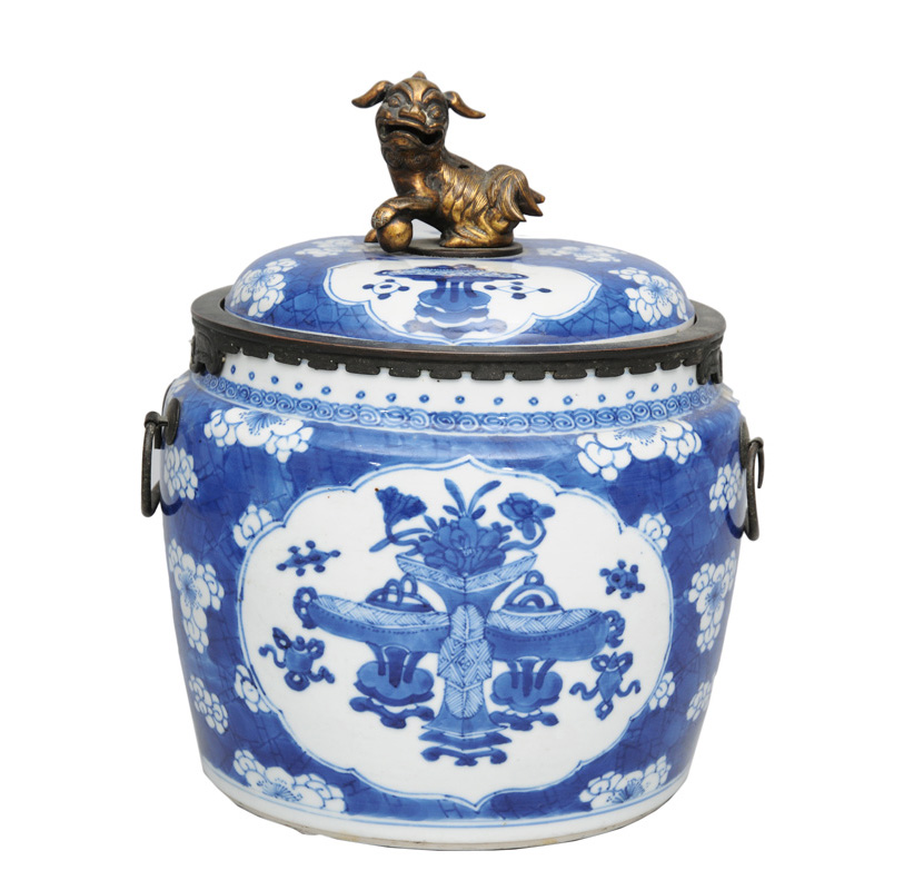 A cover jar with metal mounting