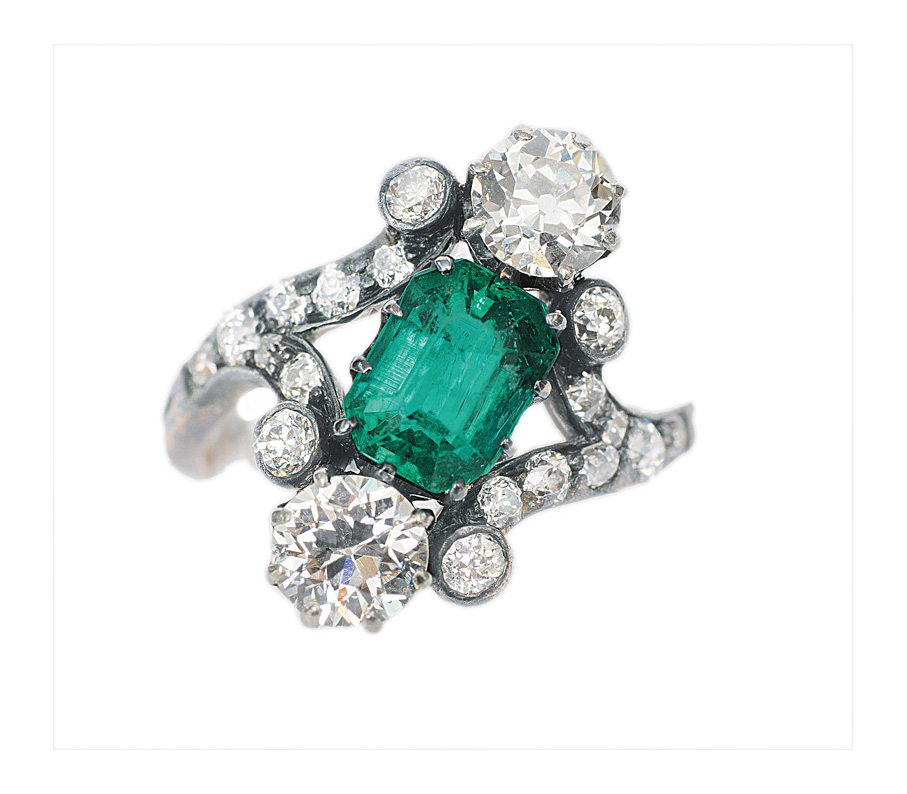 An Art-Nouveau emerald diamond ring