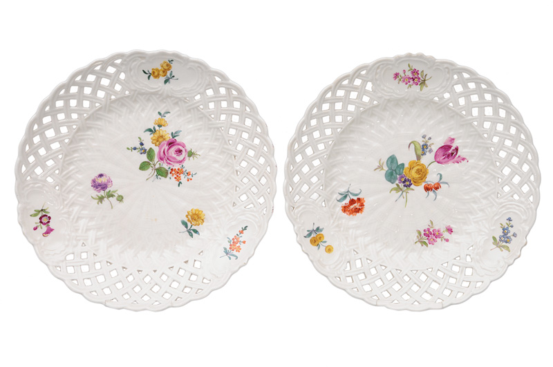 A pair of plates with flower painting