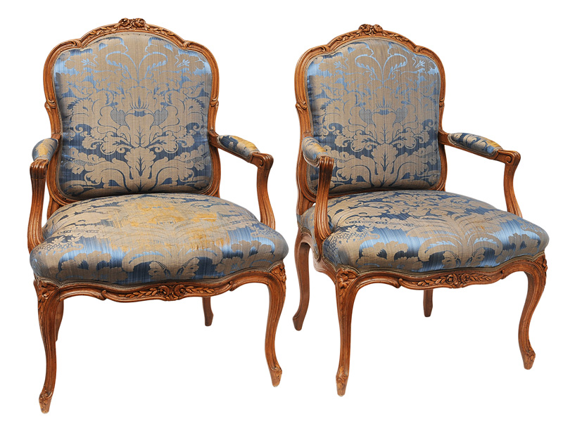 A pair of Rococo armchairs with fine carved decors of blossoms
