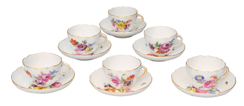 A set of 6 cups with flower painting
