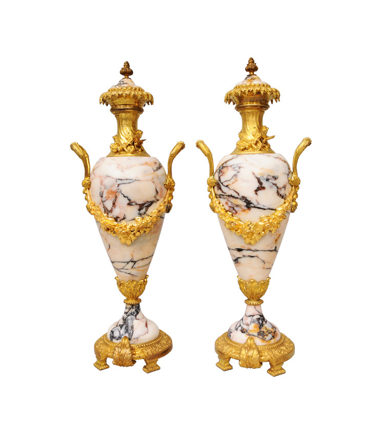 Paar prunkvoller Marmor-Deckelvasen mit feiner Bronze-Montierung