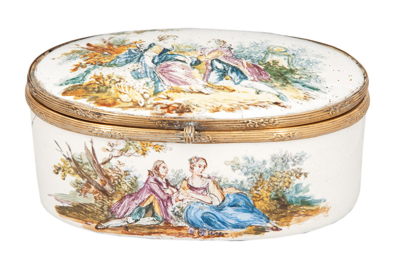 An oval snuff box with romantic scenes