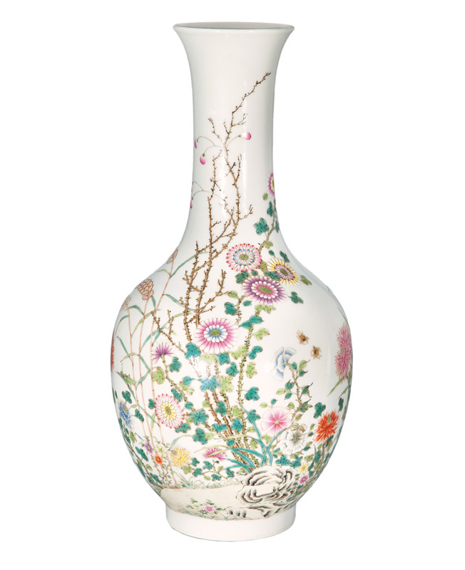 Sehr feine Balustervase mit blühendem Strauch und Insekten Sehr feine Balustervase mit blühendem Strauch und Insekten