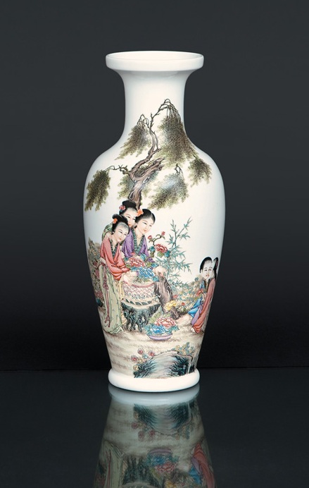 A fine vase with ladies under the pinetree