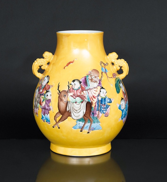 Leuchtende Gelbfond-Vase 'HU' mit Shoulao und spielenden Kindern