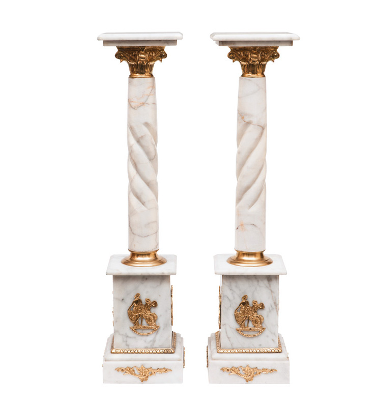 Paar eleganter Marmorsäulen mit antikisierenden Bronze-Applikationen