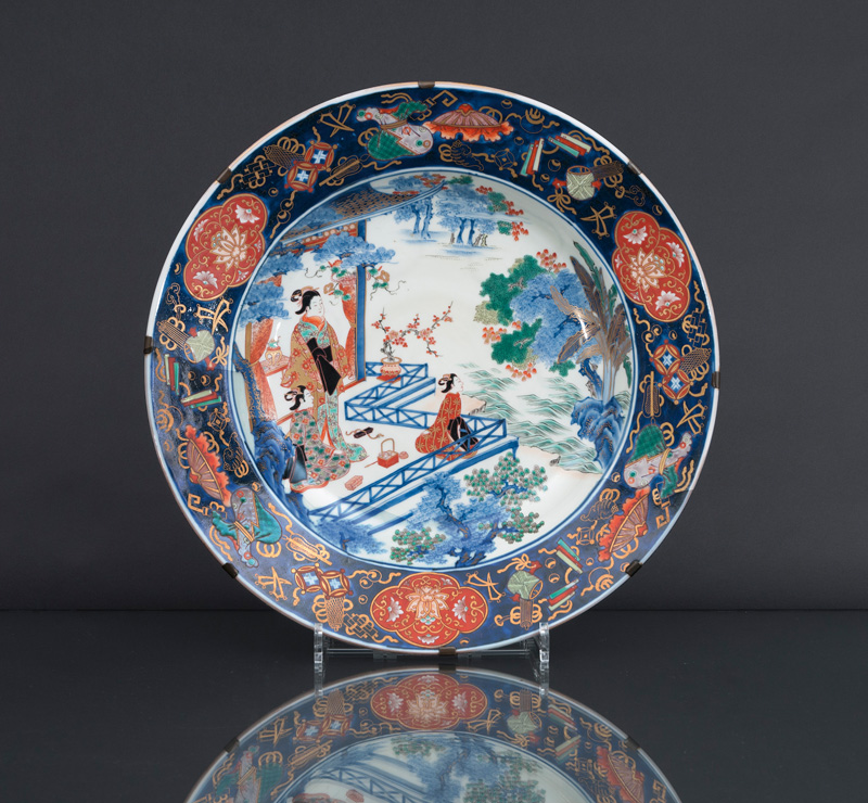 Großer Imari-Teller mit stimmungsvollem Pavillonmotiv