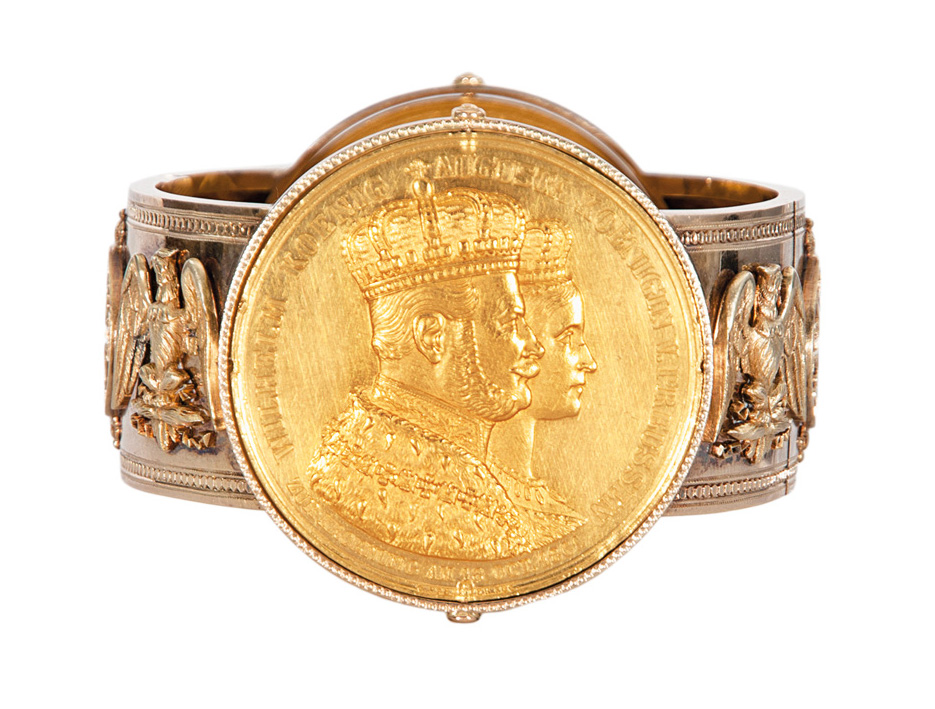 Historisch bedeutender Goldarmreif aus dem Besitz Kaiser Wilhelms II. und Prinzessin Hermine Reuß mit preußischen Gedenkmünzen