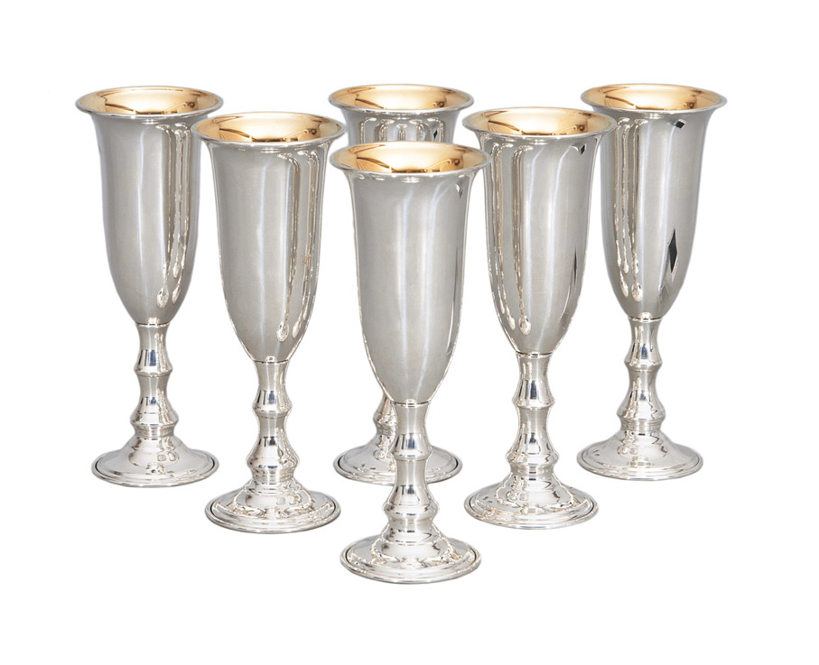 A set of 6 champagne flutes