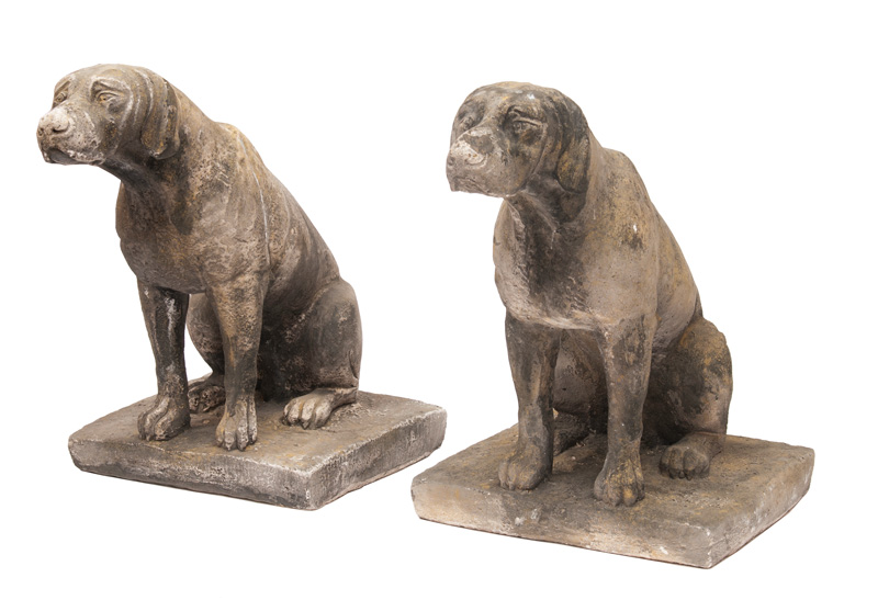 A pair of garden decorations 'Dogs'