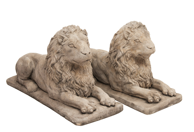 A pair of garden decorations 'Lions'
