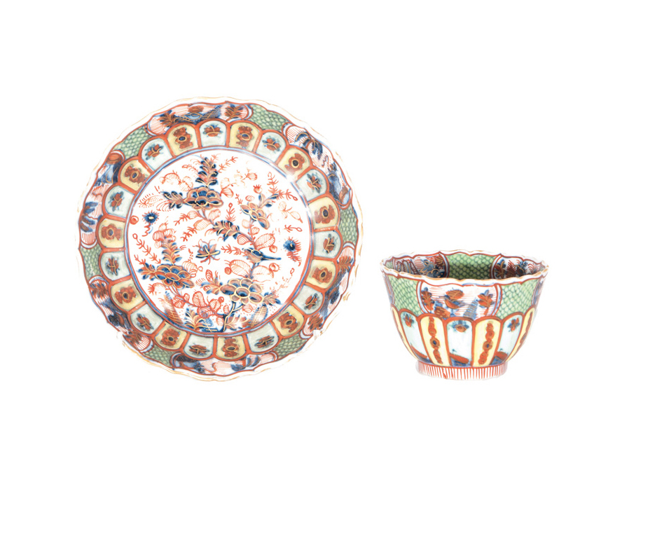 A rare cup with Indian flowers and relief decoration A rare cup with Indian flowers and relief decoration