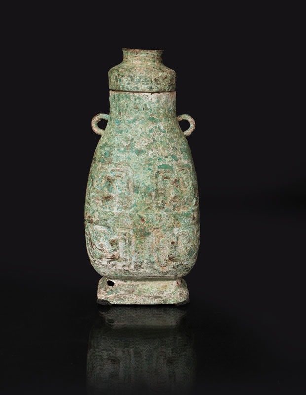 A bronze vase 'HU'