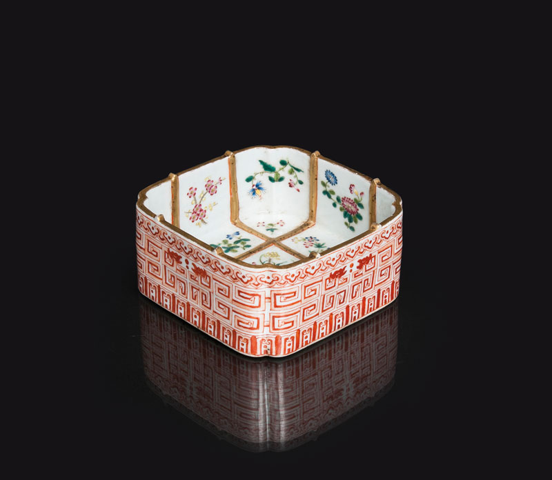 A square-cut bowl with grid decoration and flower painting