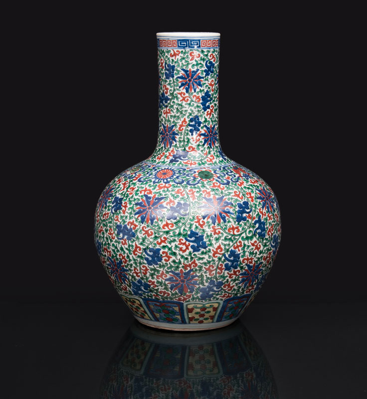 Große Wucai-Vase mit buddhistischen Symbolen