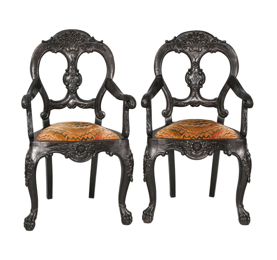 A pair of armchairs mit floral decoration