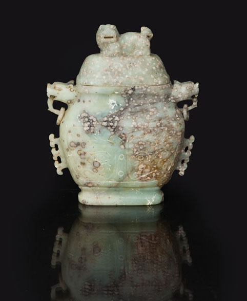 Großes Jade-Deckelgefäß mit archaischem Relief-Dekor