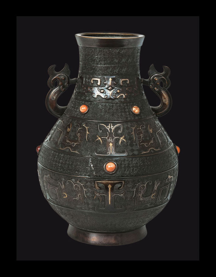 An archaistic bronze vase 'HU' with agate stones