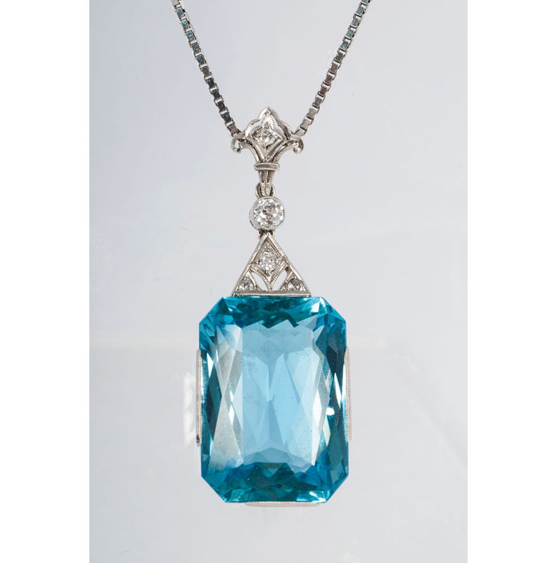 An Art-Déco aquamarin pendant with necklace