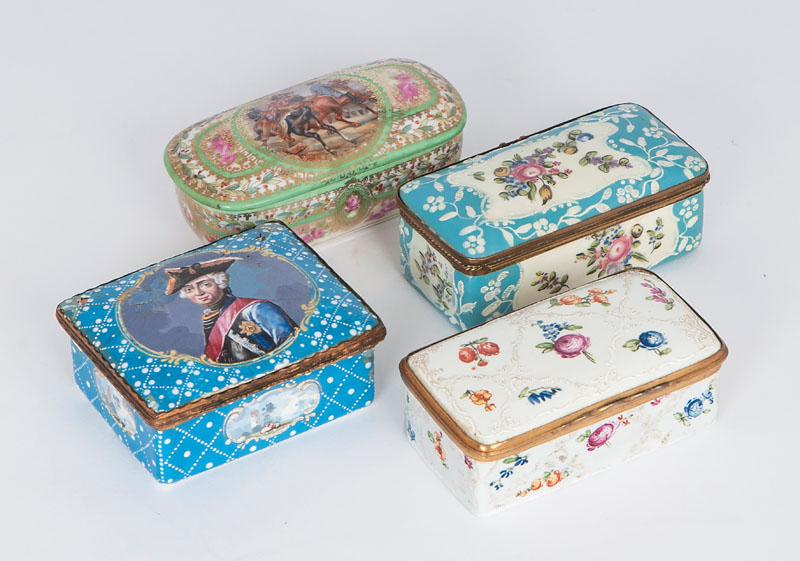 A set of 3 snuff boxes