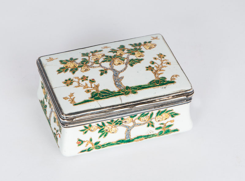 A Fromery snuff box with pear tree