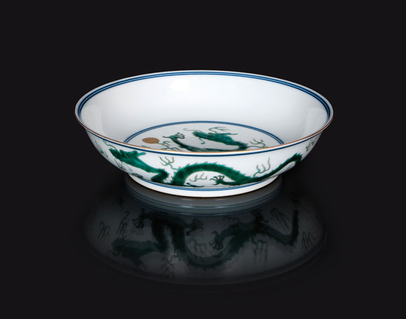 A plate with green dragon