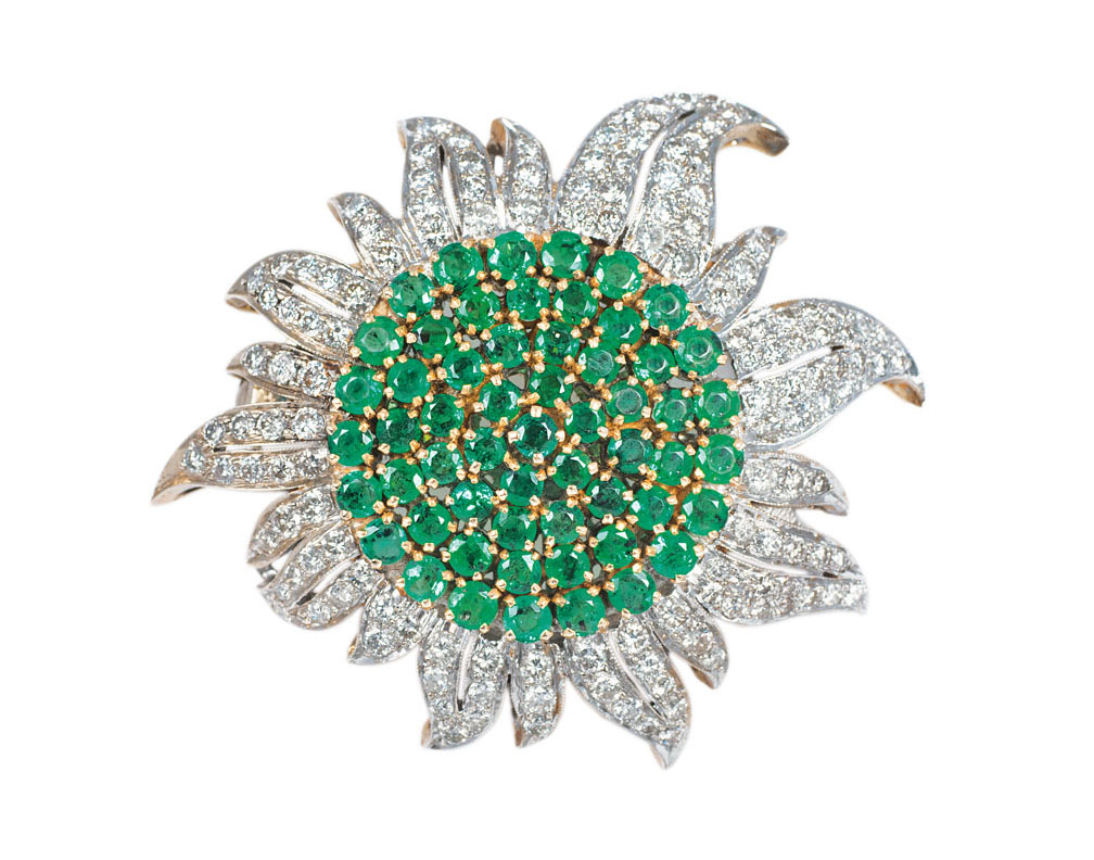 An emerald diamond brooch in flower shape
