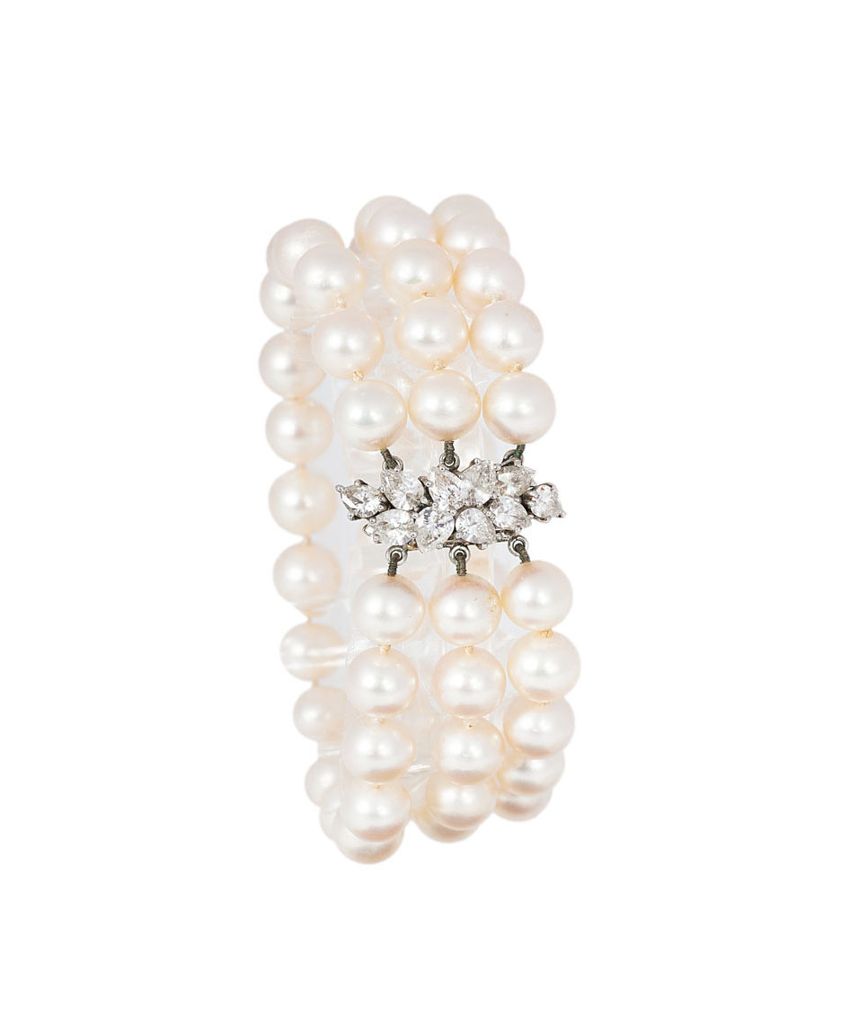 A pearl bracelet with diamond clasp