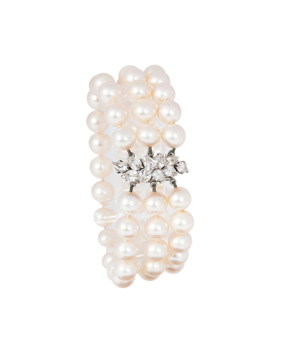 A pearl bracelet with diamond clasp A pearl bracelet with diamond clasp