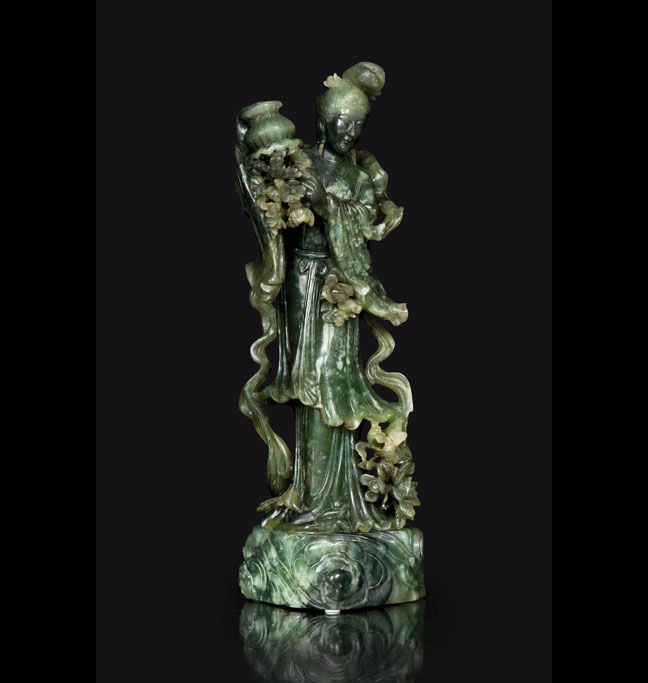 Große Jade-Figur 'Dame mit Blumengirlande'