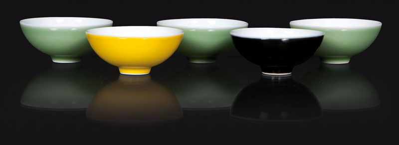 A set of 5 small monochrome bowls