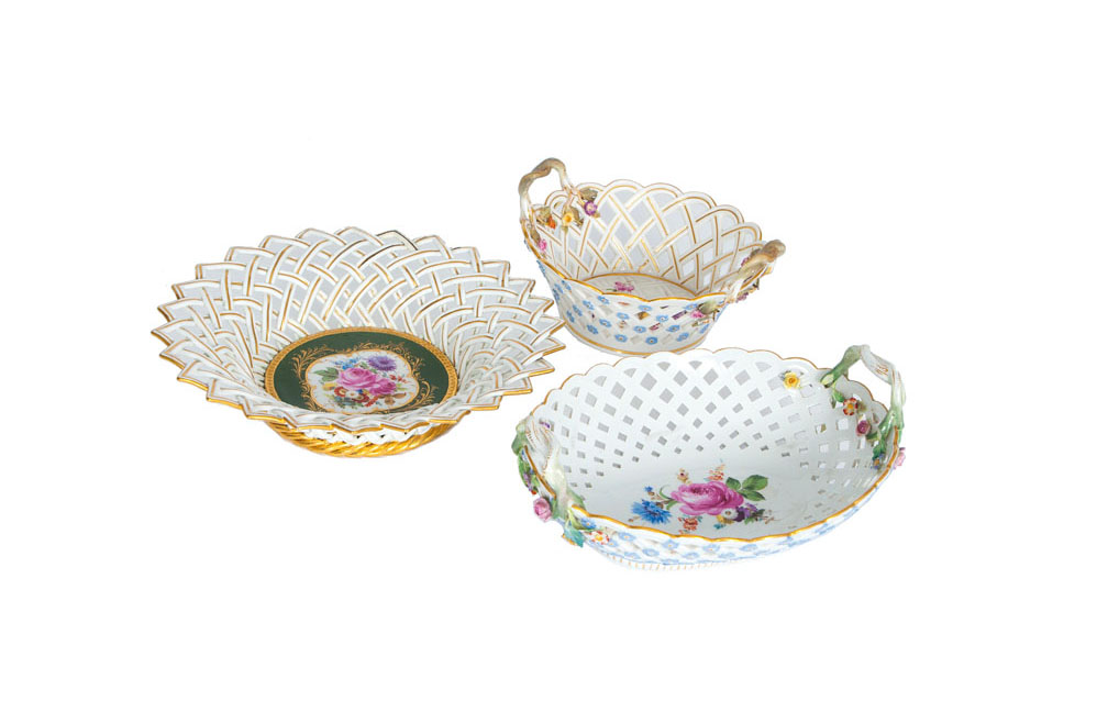 A set of 3 bowls with open-worked rim and flower painting A set of 3 bowls with open-worked rim and flower painting