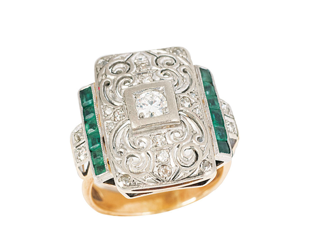 Art-Déco-Ring mit Diamanten und Smaragden