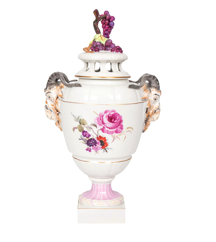 Potpourri-Vase mit Bocksköpfen
